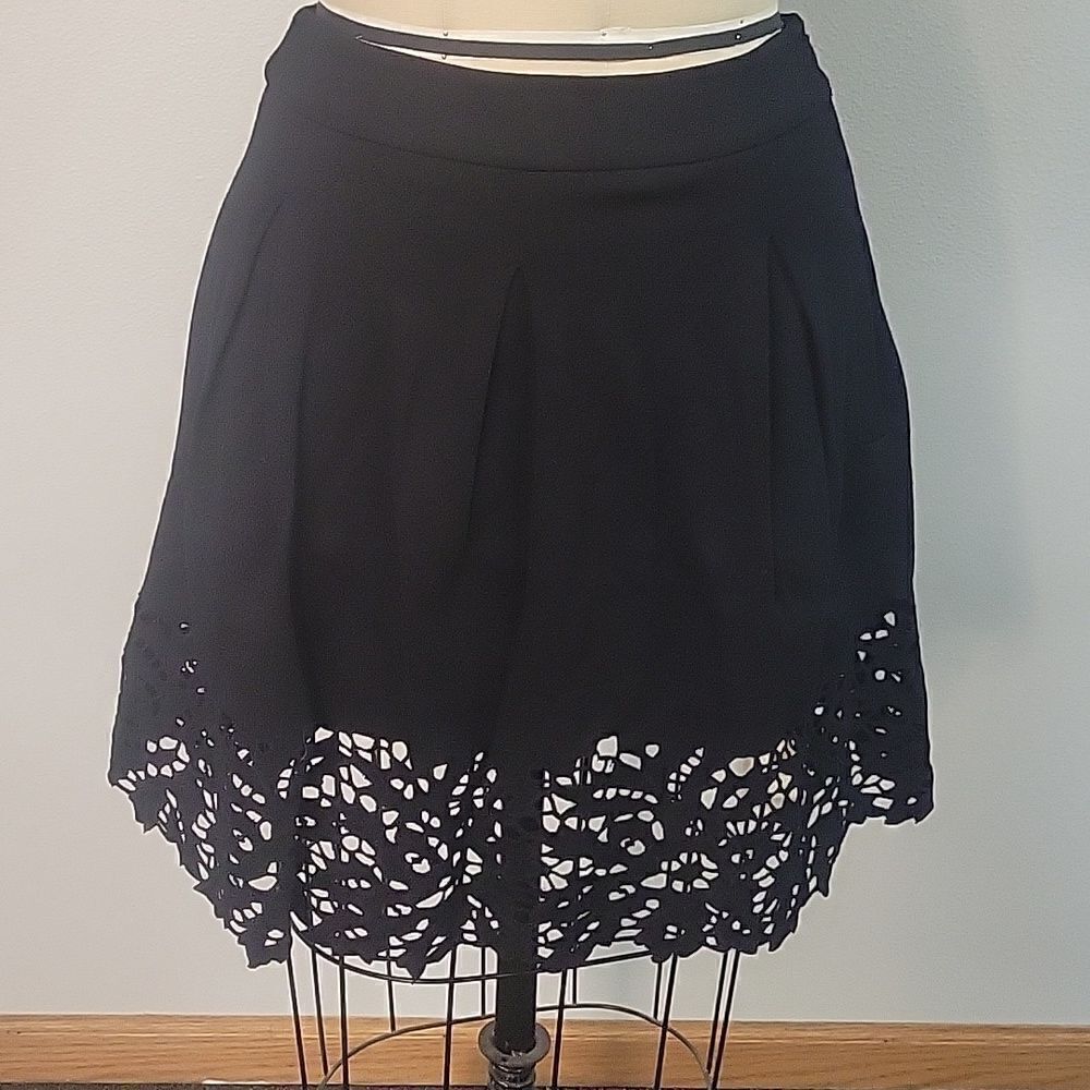 BCBG MAXAZRIA black knit pleated skirt with pockets. SIZE 4